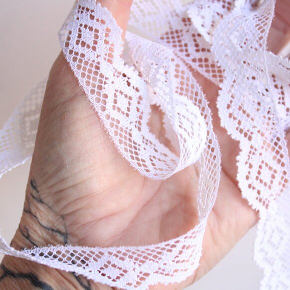 Vintage Lace Trim, White 7/8" Wide, 3 Yards - Picture 6 of 10